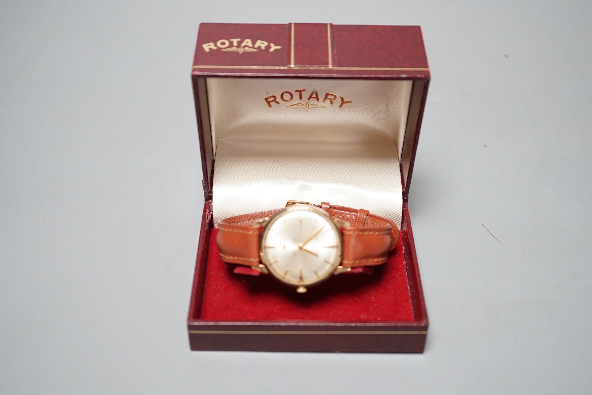 A gentleman's 9ct gold Rotary shock resisting manual wind wrist watch, on a brown leather strap, with Rotary box